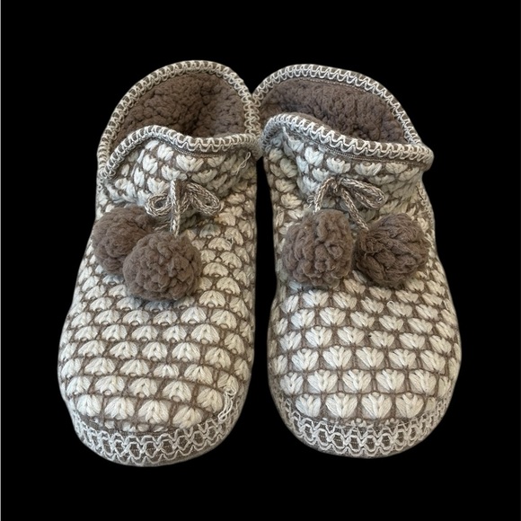 4/$20 Muck Luks Slippers with Pom Poms NEW - Picture 2 of 3